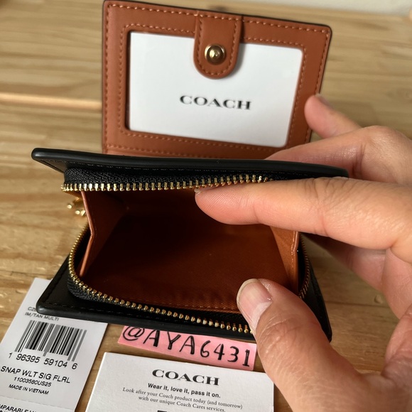 Coach Wallet🎈🎈 - Picture 7 of 10